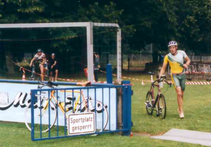 Der erste Mann kommt vom Radfahren