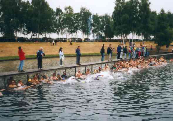 Schwimmstart der Maenner